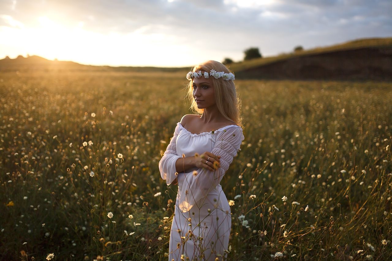 Girls in Slavic costumes in Bien Hoa