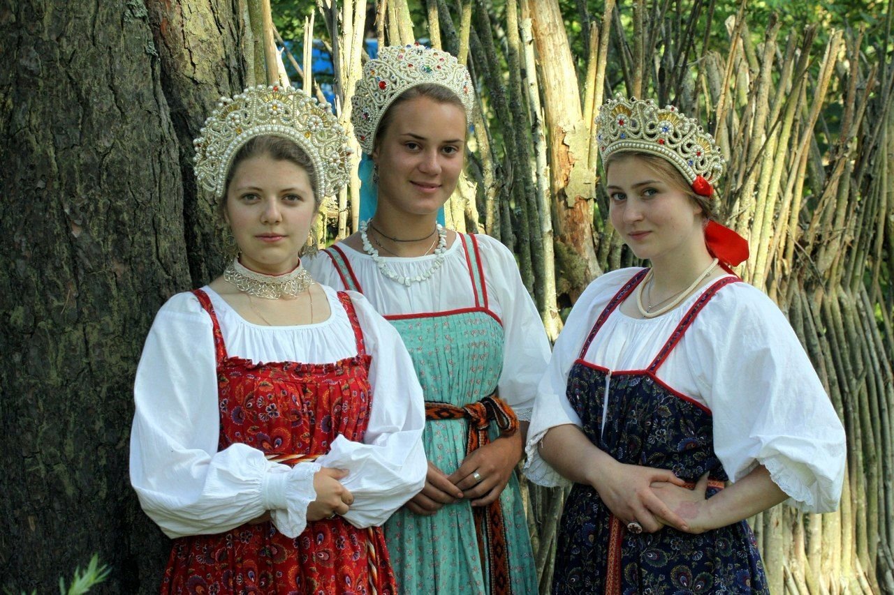 Sexy model Girls in Slavic costumes in Bien Hoa